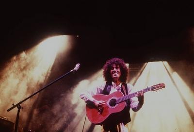 Angelo Branduardi 02/89 dar Italien leger dunkelhaarig Locken Hemd Weste quer halb Instrument Gitarre spielend Mikropho-stock-photo