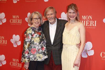 Horst Janson mit Ehefrau Hella Janson und Tochter Laura / Mon Ch? ri Barbara Tag am 4. Dezember 2019 in der Isarpost in-stock-foto