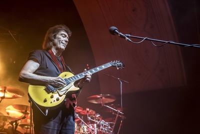 Der englische Gitarrist und S?nger Steve Hackett im Leipziger Haus Auensee auf Genesis Revisited Tour. Hackett wurde be-stock-foto