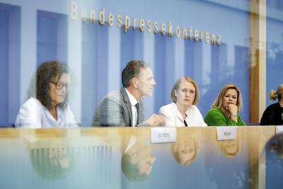 (L-R) Petra Soechting, Leiterin des Hilfetelefons, Holger Muench, Praesident des Bundeskriminalamtes (BKA), Lisa Paus, B-stock-photo