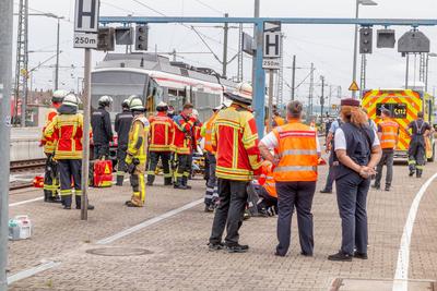 Gro?einsatz am Karlsruher Hauptbahnhof: Person wird beim ?berqueren von Gleise am Bahnsteig von einfahrender Stra?enbah-stock-foto