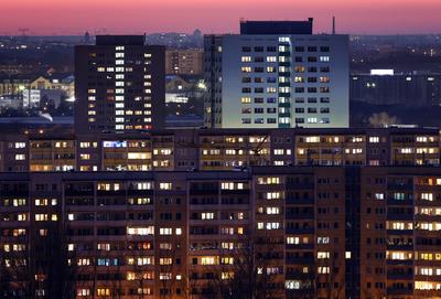 Wohnungen Berlin, 01.03.2023 - Blick am Abend auf Hochhaeuser und Mehrfamilienwohnhaeuser im Berliner Stadtteil Marzahn--stock-foto