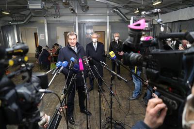 Der bayerische Ministerpr?sident Dr. Markus S?der und der bayerische Innenminister Joachim Herrmann bergr??en Kriegsfl?-stock-foto