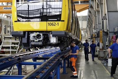 Schienenfahrzeugproduktion bei Stadler in Berlin 2019 02 12 Berlin Deutschland Schienenfahrzeug-stock-foto