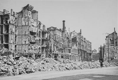 Dresden nach den Bombenangriffen zerst?rte Annenstrasse Blick in die grosse Zwingestr. hinten der Giebel der Semperoper-stock-foto