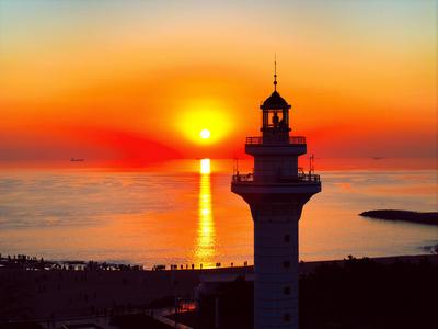 Chinesisches Neujahr, weltweite Eindr?cke von Feierlichkeiten RIZHAO, CHINA - JANUARY 29: The sun rises over the Lightho-stock-foto