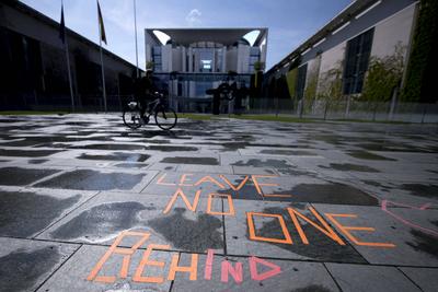 Bundeskanzleramt DEU, Deutschland, Germany, Berlin, 30.04.2020 Markierung Leave No One Behind der Seebruecke. Aussenansi-stock-foto