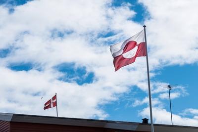 die d?nische und gr?nl?ndische Fahne Gr?nland im Sommer *** the Danish and Greenlandic flag Greenlan-stock-photo