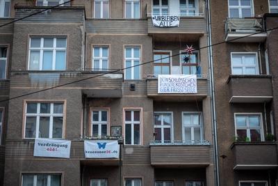 Mieterprotest Krossener Strasse Berlin Banner an einem Haus in der Krossener Strasse 36 in Berlin Friedrichshain. Berli-stock-photo