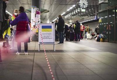 News Bilder des Tages Ankunft von Geflüchteten am Berliner Hauptbahnhof, Hinweisschilder für ankommende Ukraine-Flüchtli-stock-foto