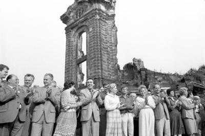 Hans Modrow (4.v.li., GDR/SED/Erster Sekret?r der SED-Bezirksleitung Dresden) und Egon Krenz (6.v.li., GDR/SED/FDJ-Vors-stock-foto