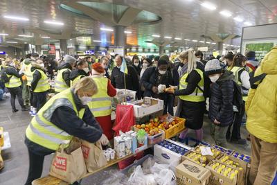 News Bilder des Tages Verteilung von Hilfsgütern an Flüchtlinge aus der Urkraine am Berliner Hauptbahnhof, Ukrainekrieg,-stock-photo