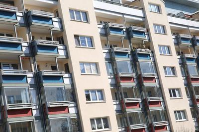 Blick am Freitag (18.03.2022) in der Hanse- und Universit?tsstadt Greifswald auf modernisierte Neubauwohnungen. In Deuts-stock-foto