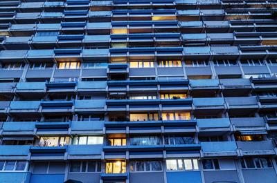 Hochhaus in der Riesstra?e, Moosach, Fenster leuchten in der D?mmerung, M?nchen, 25. Januar 2023 Deutschland, M?nchen, 2-stock-foto