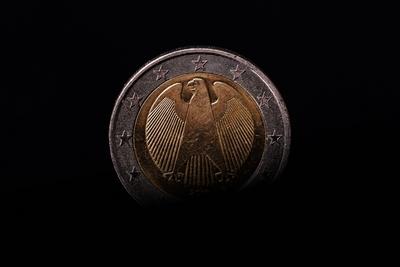 Eine 2-Euro-M?nze im Lichteinfall. *** A 2 Euro coin in the incidence of light Foto:xC.xHardtx/xFuturexImage-stock-foto