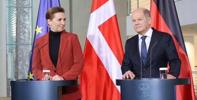 Olaf Scholz empfaengt am Hubschrauber-stock-foto
