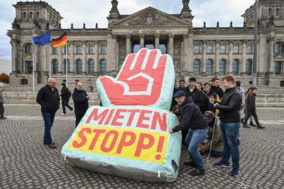 Mit einer vier Meter hohen Hand vor dem Berliner Reichstag am Donnerstag (21.10.2021) hat ein Buendnis aus Initiativen,-stock-foto