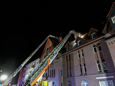Dachstuhlbrand in Hannover - St?cken Mit zwei Drehleitern bek?mpfte die Feuerwehr am fr?hen Mittwochmorgen einen Dachstu-stock-foto