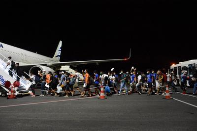 News Bilder des Tages Abflug von jungen Fl?chtlingen und Einwanderern vom Flughafen Mytilini mit einem Aegean- Flug zum-stock-photo