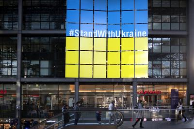 Ukraine, Refugees DEU, Deutschland, Germany, Berlin, 22.03.2022 Grossplakat StandWithUkraine Stand With Ukraine. Ankunft-stock-photo