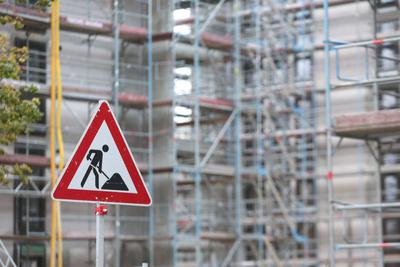 Blick am Freitag (03.11.2023) im Stadtteil Lichtenhagen der Hanse- und Universit?tsstadt Rostock auf eine Wohnungsbauste-stock-foto