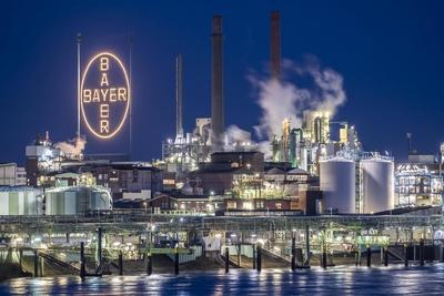 Kulisse des Chempark Leverkusen, Bayer Leverkusen, Chemiepark, Chemiewerk, Fluss Rhein, Leverkusen, NRW, Deutschland, Ch-stock-foto
