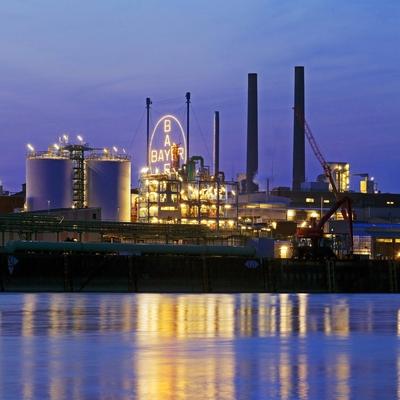 Bayer-Kreuz in der blauen Stunde, Chemiewerk am Rhein, Deutschland, Nordrhein-Westfalen, Bergisches Land, Leverkusen Ba-stock-foto