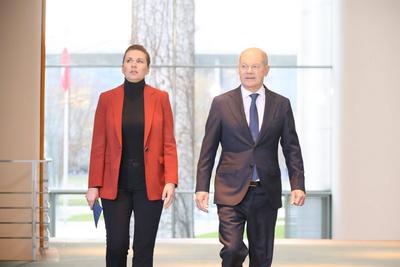 Olaf Scholz empfaengt am Hubschrauber-stock-foto