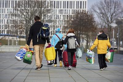 Ankommende Kriegsfl?chtlinge im Regierungsviertel Deutschland, Berlin, 15.03.2022: Kriegsfl?chtlinge aus der Ukraine kom-stock-foto