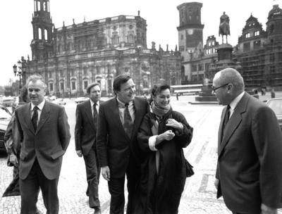 Bildnummer: 51493697  Datum: 15.06.1985  Copyright: imago/Ulrich H?sslerGerhard Schr?der (3.v.re., GER/SPD Bezirksvorsitzender Hannover/MdB) mit Ehefrau Hiltrud (2.v.re.), Prof. Gerd Sch?nfelder (re., GER/Intendant Semperoper) und Hans Modrow (vorn li., GDR/Erster Sekret?r der SED Bezirksleitung Dresden) auf dem Theaterplatz in Dresden, Personen , optimistisch , Freude; 1985, SW, Dresden, Ehepaar, Paar, Frau, Politiker, Politik; , quer, KBsw, Gruppenbild,  Randbild, People / DDR, Deutsche Demokratische Republik o0 Hillu, Schr?der, Schwetje, Hensen; Aufnahmedatum gesch?tztBildnummer 51493697 Date 15 06 1985 Copyright Imago Ulrich H??ler Gerhard Schr?der 3 V right ger SPD District chairman Hanover MP with Wife Hiltrud 2 V right Prof Gerd Sch?nfelder right ger Director Semper Opera and Hans Modrow front left GDR first Secretary the SED District Board Dresden on the Theatre Square in Dresden People optimistic happiness 1985 black and white Dresden married couple Couple Woman Politicians politics horizontal KBsw Group photo Edge image Celebrities GDR German Democratic Republic o0 Hillu Schr?der Schwetje Hensen date estimated-stock-foto
