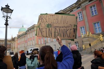 Eine Demonstrantin mit Schild Abschiebung als Millionengesch?ft? Nein Danke! w?hrend einer Kundgebung gegen das geplant-stock-photo