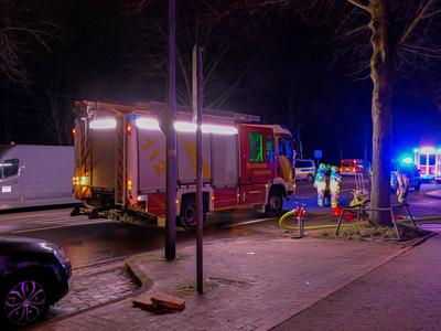 Dachstuhlbrand in Hannover - St?cken Mit zwei Drehleitern bek?mpfte die Feuerwehr am fr?hen Mittwochmorgen einen Dachstu-stock-foto