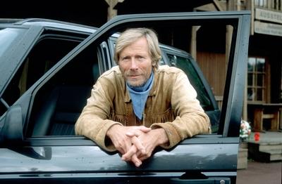 Bildnummer: 56870471  Datum: 01.06.1998  Copyright: imago/teutopressHorst Janson mit Range Rover 4,6 HSI in auto motor und tv (VOX) 06/98 b?w Mann Fernsehen Schauspiel TV Auto Wagen leger blond kurzhaarig Dreitagebart H?nde angelehnt l?chelnd halb quer People Fotoshooting xsp x0x 1998 quer  56870471 Date 01 06 1998 Copyright Imago  Horst Janson with Range Rover 4 6 HSI in Car Engine and TV Vox 06 98  Man Television Acting TV Car Dare casual blond short Three days beard Hands relationship smiling half horizontal Celebrities Photo shooting xsp x0x 1998 horizontal-stock-foto