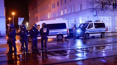 Verst?rende Szenen am Abend aus Magdeburg. Hunderte Rechte nutzen den Anschlag auf dem Weihnachtsmarkt f?r sich. Auf dem-stock-foto