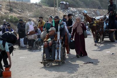 Displaced Palestinians making their way back on foot from the southern regions to their homes in the north via Al Rashid Road-stock-foto