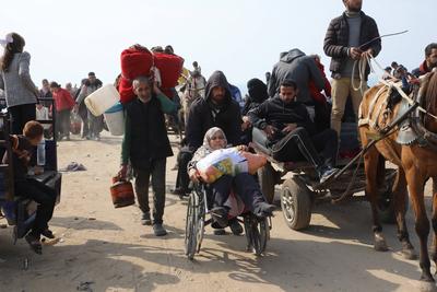 Displaced Palestinians making their way back on foot from the southern regions to their homes in the north via Al Rashid Road-stock-foto