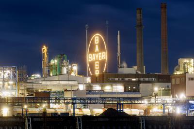 Das Logo des Pharmakonzerns Bayer am Standort des Konzerns am Rheinufer bei Leverkusen. Der Leverkusener Chemiekonzern B-stock-foto