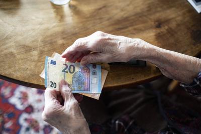 Thema: Geld und Alter Heidelberg Deutschland *** Topic Money and Age Heidelberg Germany Copyright: xUtexGrabowsky/photot-stock-foto