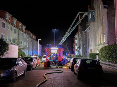 Dachstuhlbrand in Hannover - St?cken Mit zwei Drehleitern bek?mpfte die Feuerwehr am fr?hen Mittwochmorgen einen Dachstu-stock-foto