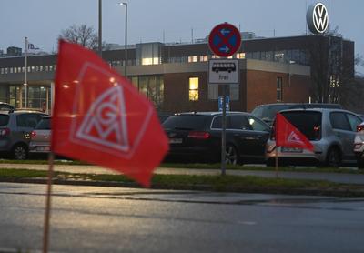 IG Metall ruft zu fl?chendeckenden Streiks in VW-Werken auf.-stock-foto