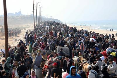Displaced Palestinians making their way back on foot from the southern regions to their homes in the north via Al Rashid Road-stock-foto