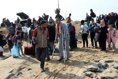 Displaced Palestinians making their way back on foot from the southern regions to their homes in the north via Al Rashid Road-stock-foto
