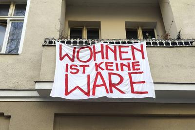 Berlin Gentrification DEU, Deutschland, Germany, Berlin, 27.01.2021 Plakat Wohnen Ist Keine Ware gegen den Investor Heim-stock-foto