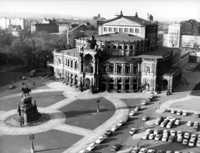 Bildnummer: 51475242  Datum: 10.01.1985  Copyright: imago/Ulrich H?sslerSemperoper und Theaterplatz w?hrend des Wiederaufbaus in Dresden, Geb?ude, au?en, Au?enansicht , Landschaft; 1985, Dresden, DDR, SW, Opernhaus, Opernh?user, Semper, Oper, Opern, Bauarbeit, Bauarbeiten, Baustelle, Baustellen, Aufbau, Theaterplatz; , quer, KBsw, Totale, Vogelperspektive, Perspektive, Deutsche Demokratische Republik,  , Gesellschaft; Aufnahmedatum gesch?tzt-stock-foto