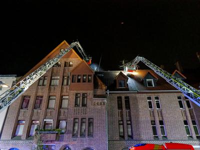 Dachstuhlbrand in Hannover - St?cken Mit zwei Drehleitern bek?mpfte die Feuerwehr am fr?hen Mittwochmorgen einen Dachstu-stock-foto