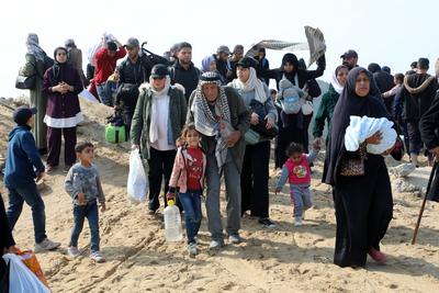 Displaced Palestinians making their way back on foot from the southern regions to their homes in the north via Al Rashid Road-stock-foto