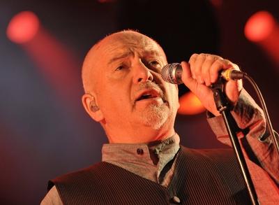 S?nger Peter Gabriel singt bei seinem Konzert mit dem New Blood Orchestra am Dienstag (14.09.2010) in der Arena in Leip-stock-photo