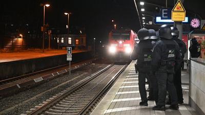 Rund 400 Polizisten der Bundespolizei und Hamburger Polizei kontrollierten am Samstagabend einen Zug mit 650 HSV-Fans am-stock-foto