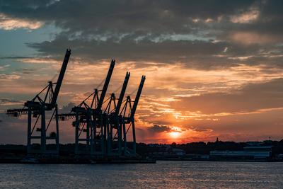 Sonnenuntergang mit Blick auf Hafenkr?ne am Containerterminal Tollerort im Hamburger Hafen -;Sonnenuntergang mit Blick-stock-foto