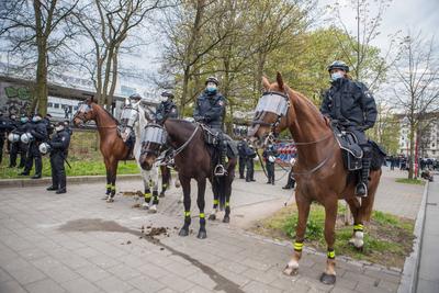 Walpurgisnacht in der Schanze 30.04.21 - Hamburg: Erste Veranstaltung zum Auftakt des 1.Mai Wochenende. Etwa 850 Person-stock-photo